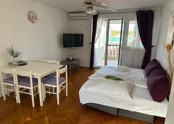 Apartment And Rooms Sidro
