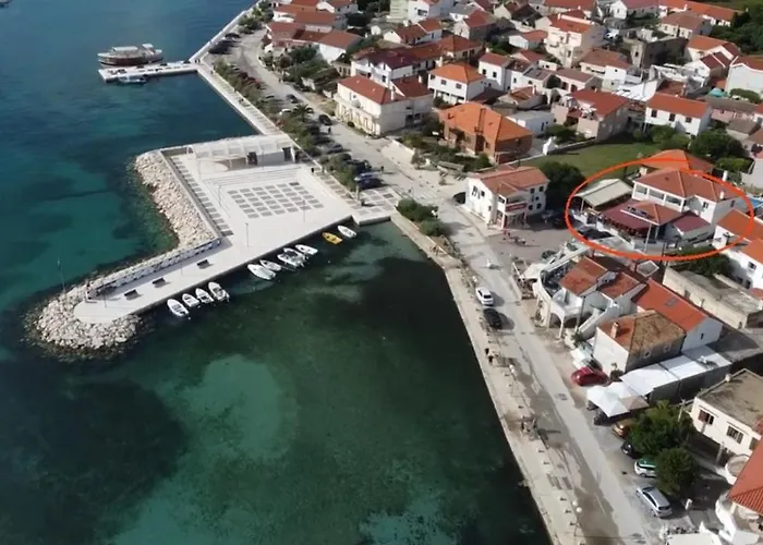 Apartment And Rooms Sidro