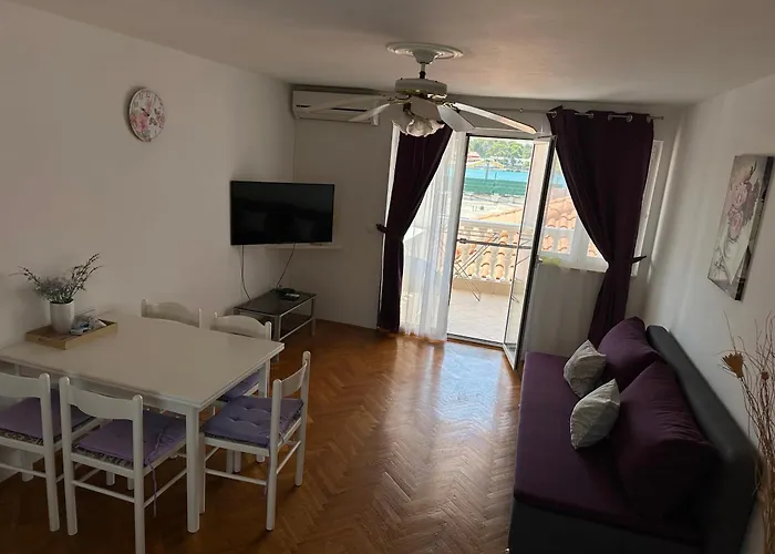Apartment And Rooms Sidro